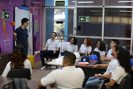 Gerente de Inovação realizando reunião com os residentes da inovação Gerente de Inovação realizando reunião com os residentes da inovação