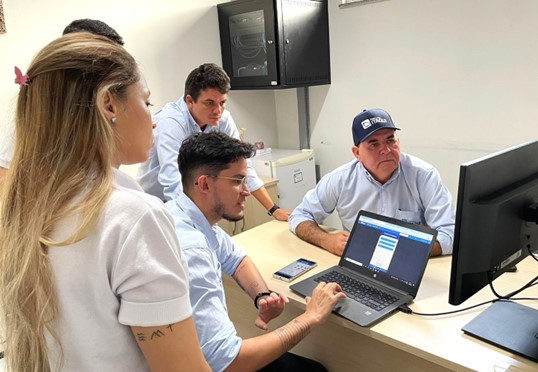 Funcionários da EMAP realizando reunião Funcionários da EMAP realizando reunião