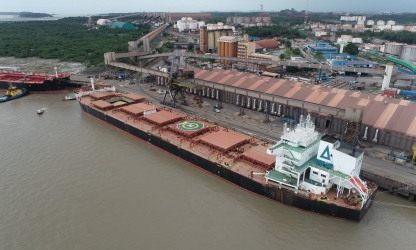 Porto do Itaqui recebe super-navio de grãos