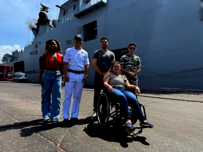 De crianças a idosos: visita ao maior navio de guerra da América Latina atrai público diverso ao Porto do Itaqui 